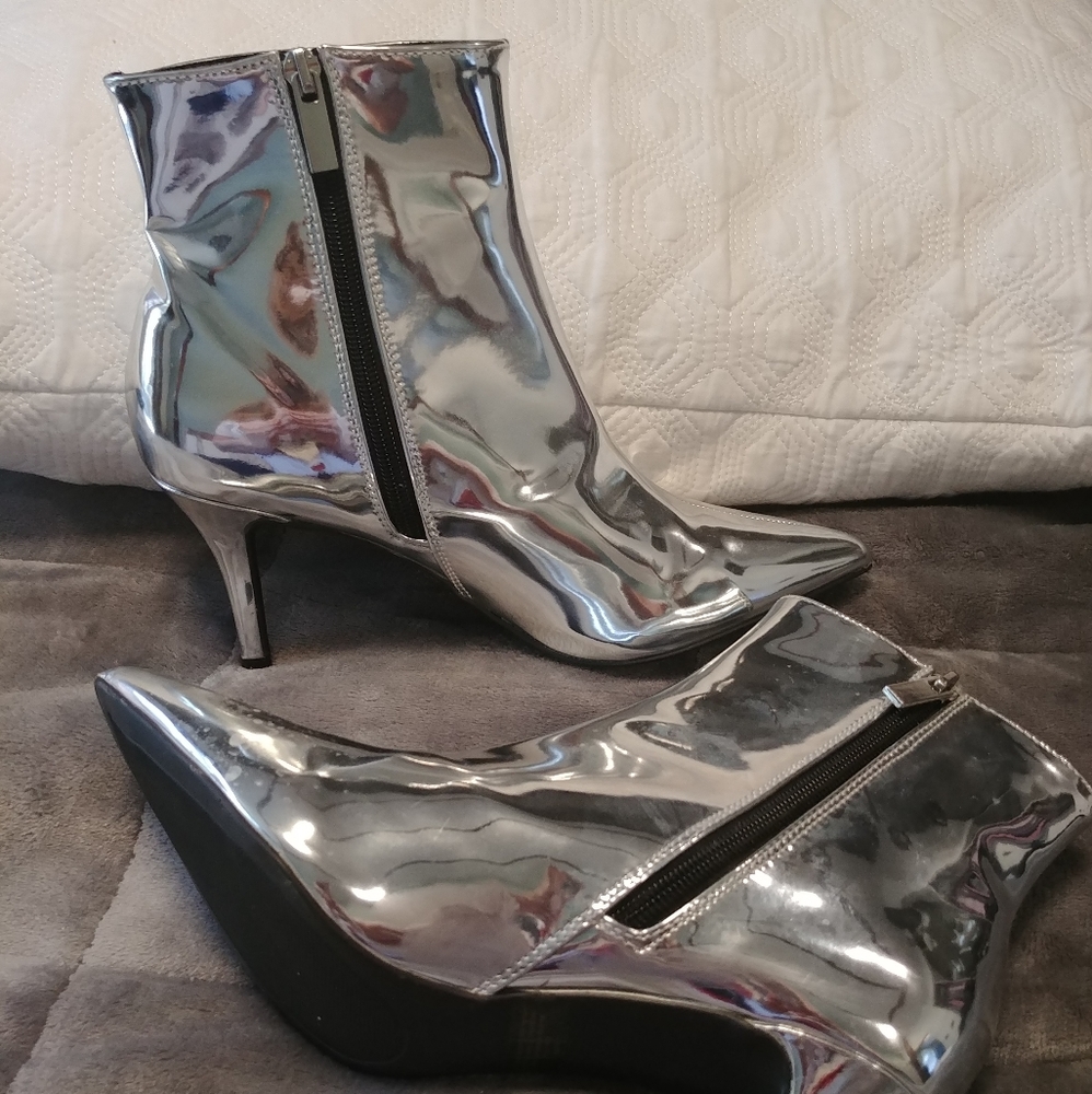 Silver Metallic Ladies Size 8 Ankle Booties.
